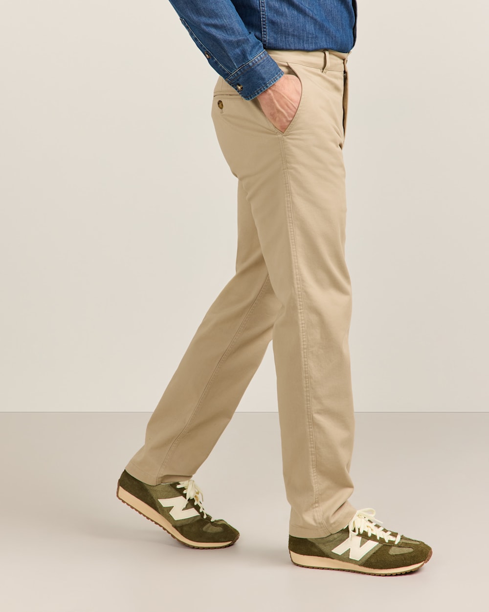 ALTERNATE VIEW OF MEN'S ASTORIA STRETCH CHINOS IN KHAKI image number 4