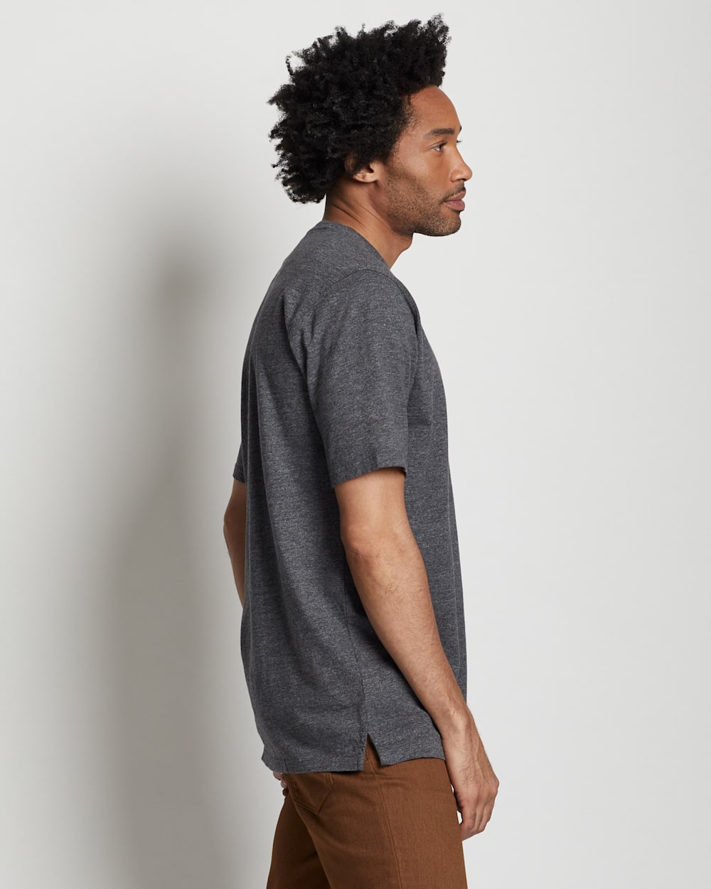 ALTERNATE VIEW OF MEN'S SHORT-SLEEVE DESCHUTES POCKET TEE IN DARK GREY HEATHER image number 2