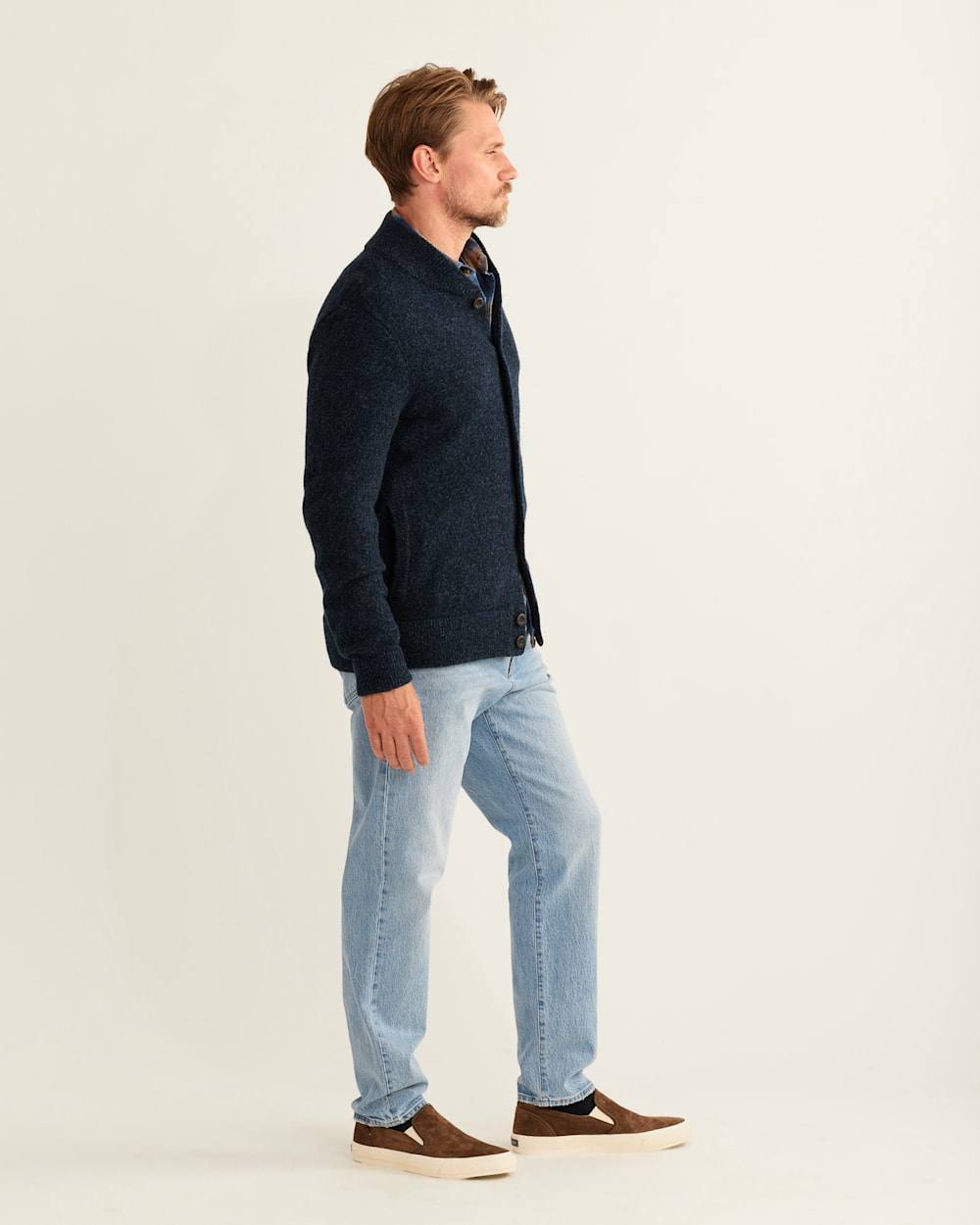 ALTERNATE VIEW OF MEN'S SHETLAND COLLECTION CARDIGAN IN INDIGO HEATHER image number 2