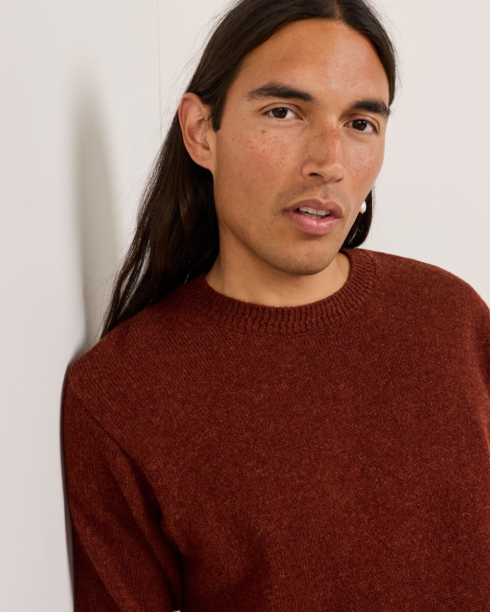 ALTERNATE VIEW OF MEN'S SHETLAND COLLECTION SWEATER IN DARK RED HEATHER image number 6