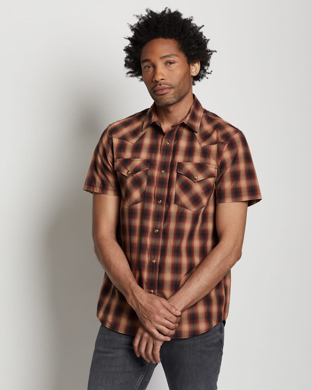 ALTERNATE VIEW OF MEN'S SHORT-SLEEVE FRONTIER SHIRT IN RED/TAN/BLACK OMBRE image number 4