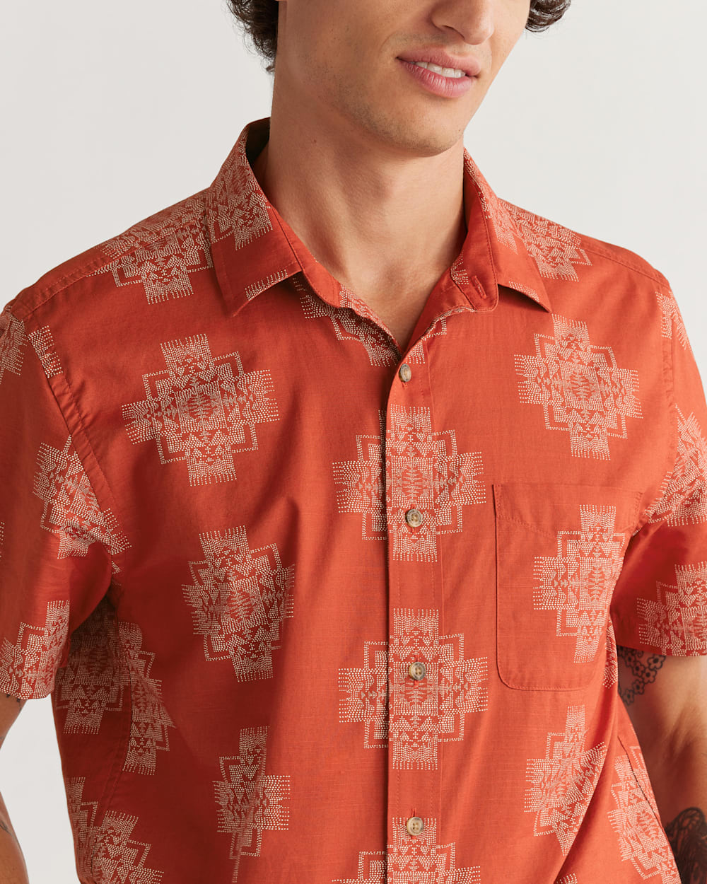 CLOSE UP VIEW OF MEN'S SHORT-SLEEVE SHORELINE SHIRT IN OCHRE CHIEF JOSEPH image number 4