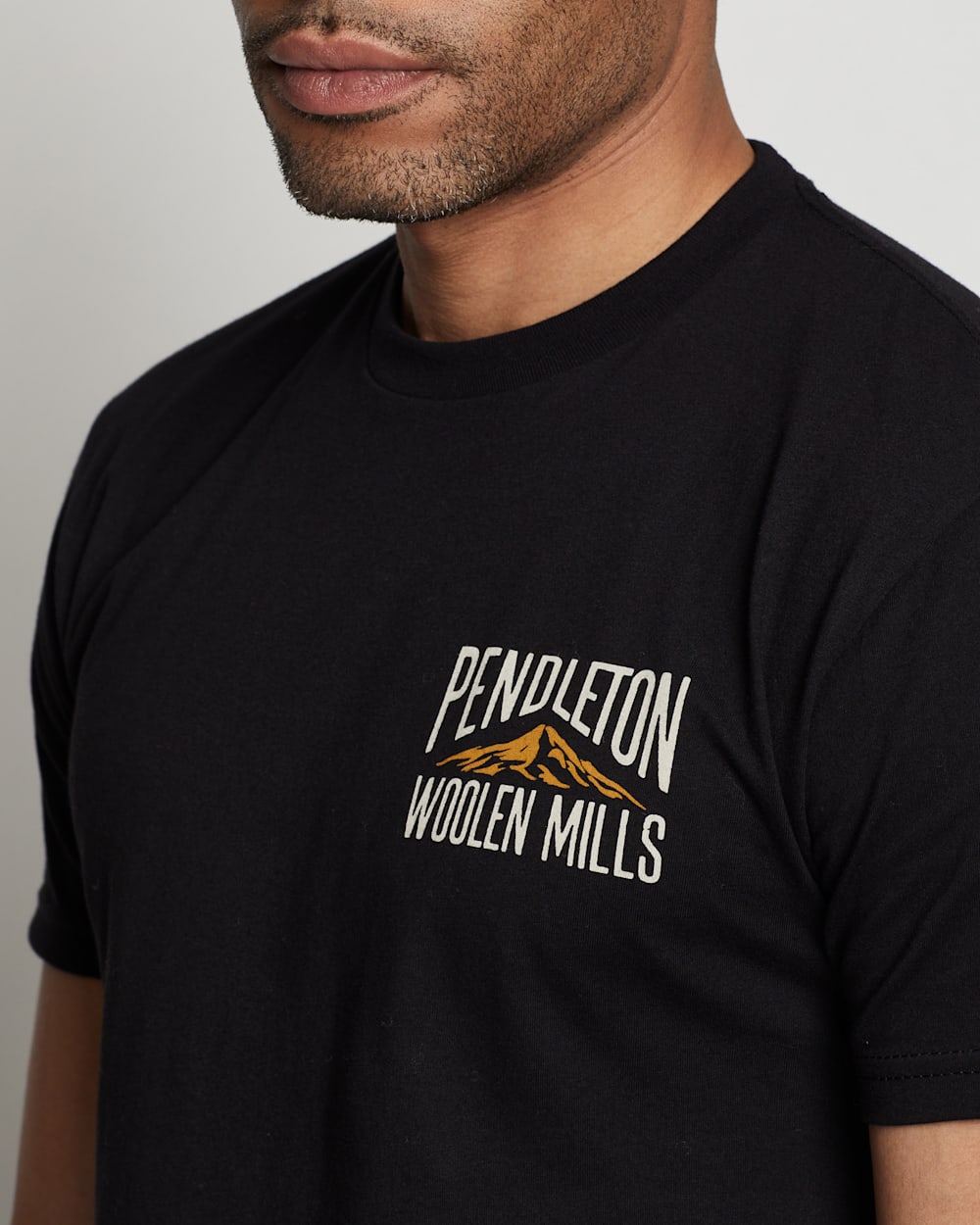 ALTERNATE VIEW OF MEN'S OVERSIZED LOGO GRAPHIC TEE IN BLACK/WHITE image number 4