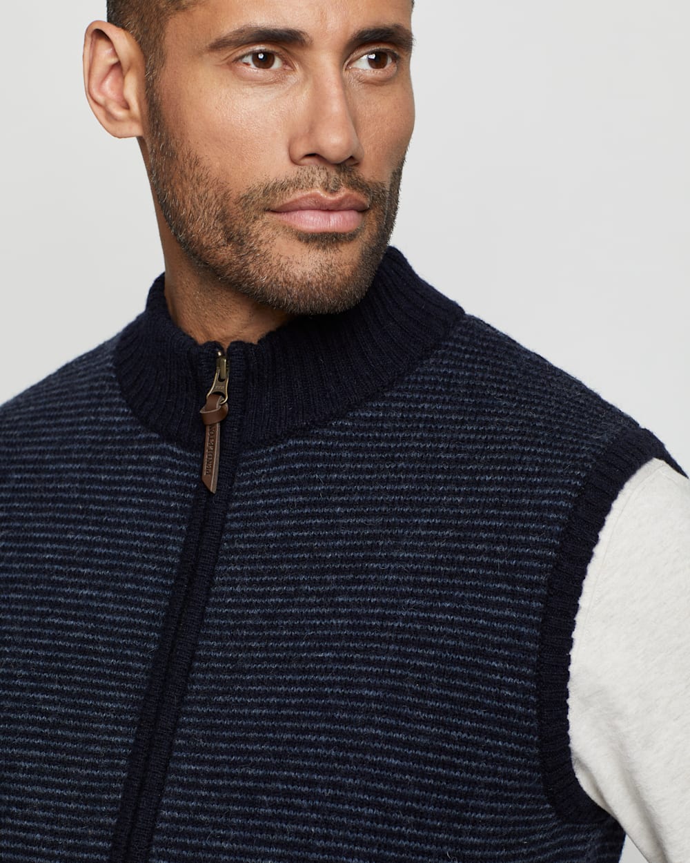 ALTERNATE VIEW OF MEN'S SHETLAND SWEATER VEST IN NAVY/INDIGO image number 4