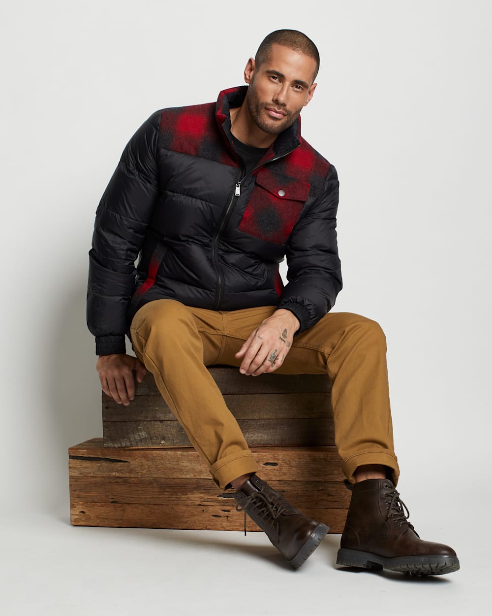 MEN'S GRIZZLY PEAK PUFFER IN BLACK/RED OMBRE image number 1