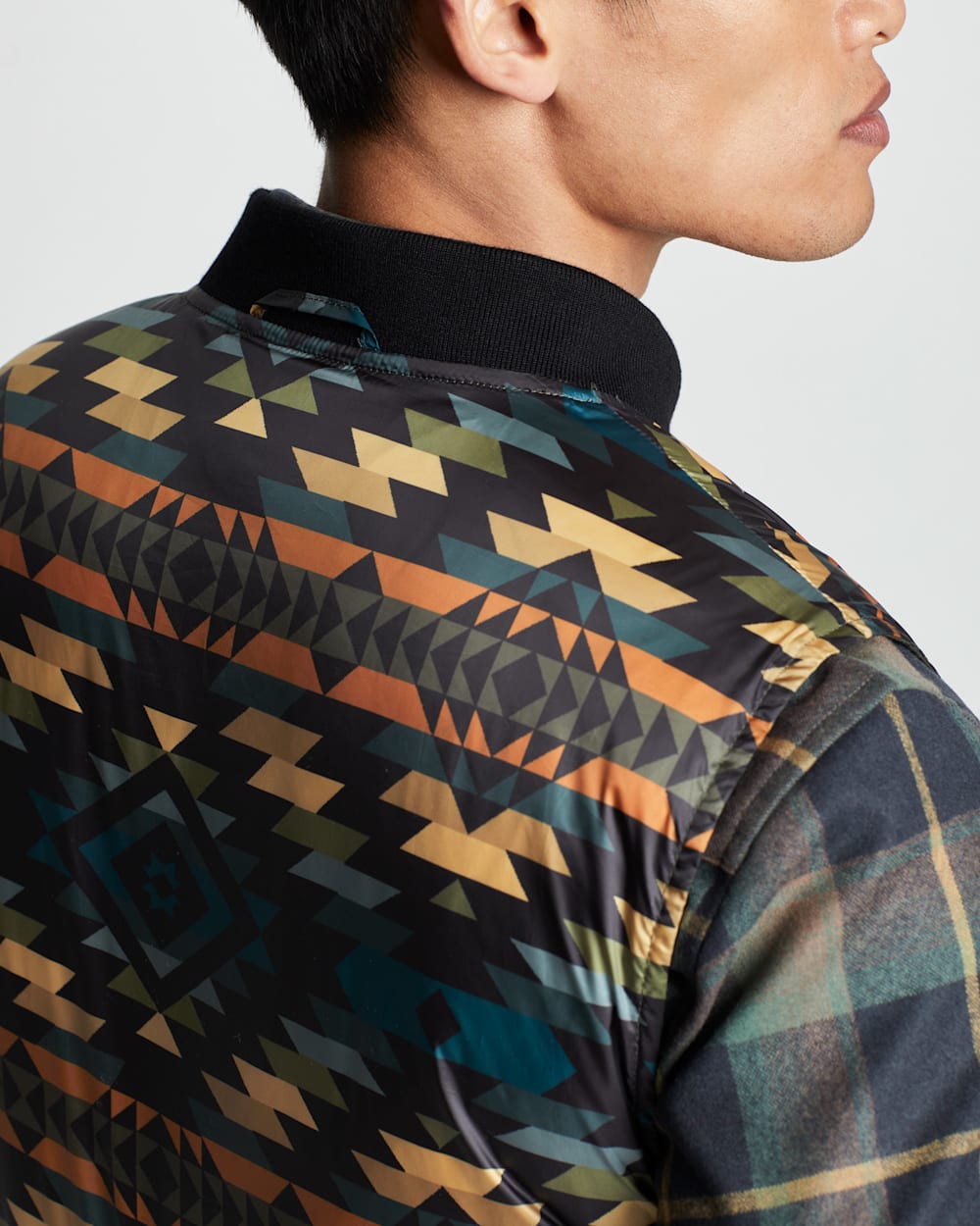 ALTERNATE VIEW OF MEN'S WILD HORSE REVERSIBLE DOWN VEST IN BLACK PUEBLO DWELLING image number 2