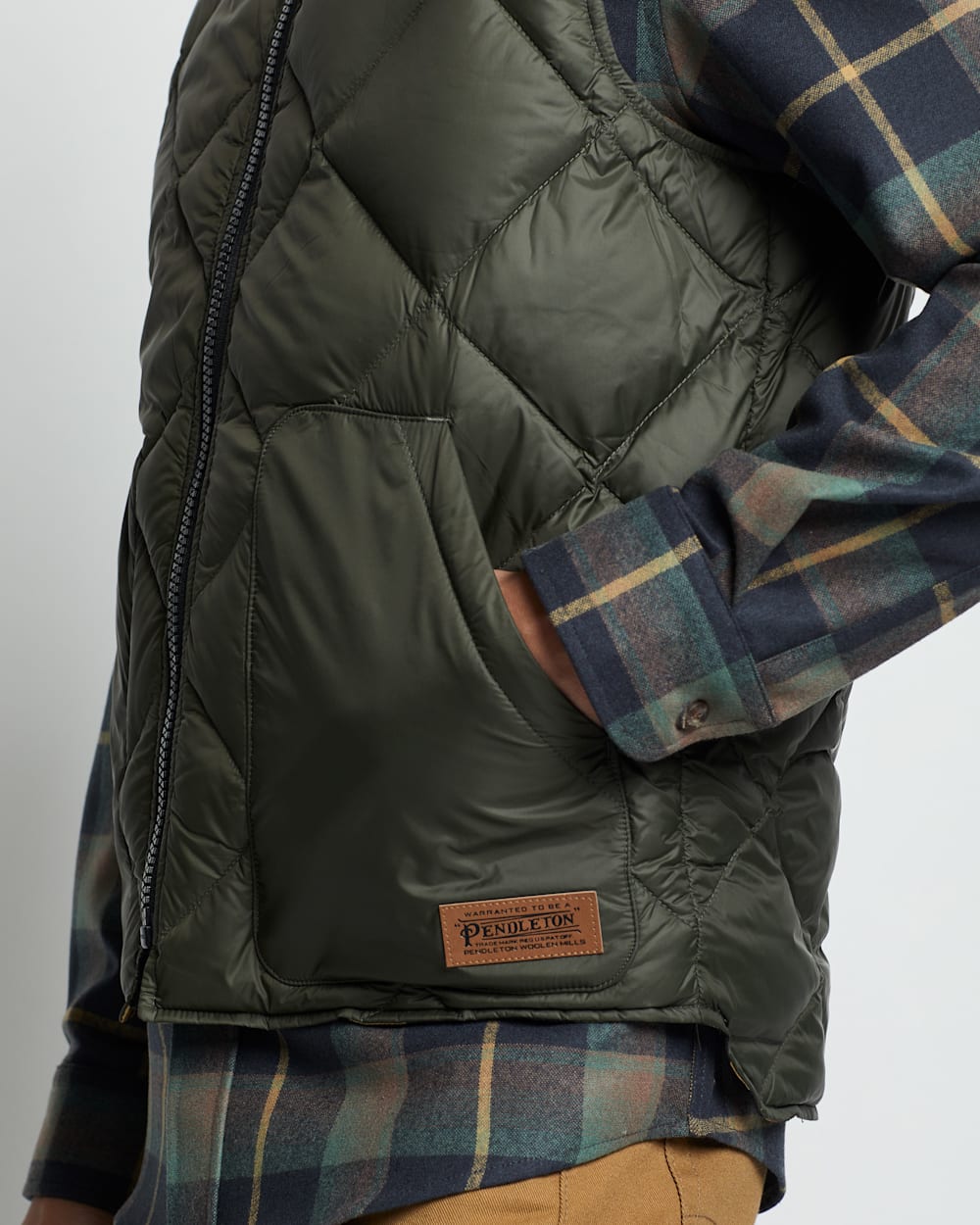 ALTERNATE VIEW OF MEN'S WILD HORSE REVERSIBLE DOWN VEST IN BLACK PUEBLO DWELLING image number 4