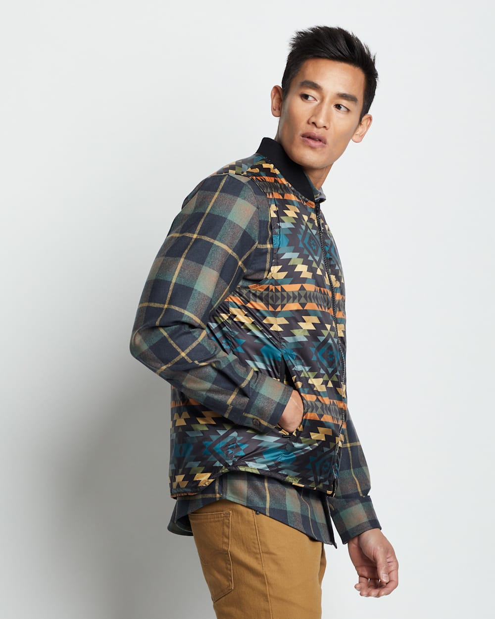 ALTERNATE VIEW OF MEN'S WILD HORSE REVERSIBLE DOWN VEST IN BLACK PUEBLO DWELLING image number 7