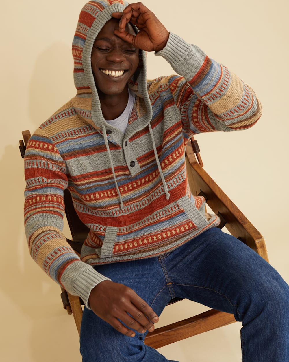 ALTERNATE VIEW OF MEN'S MEDALLION COTTON HOODIE IN HEATHER GREY STRIPE image number 3