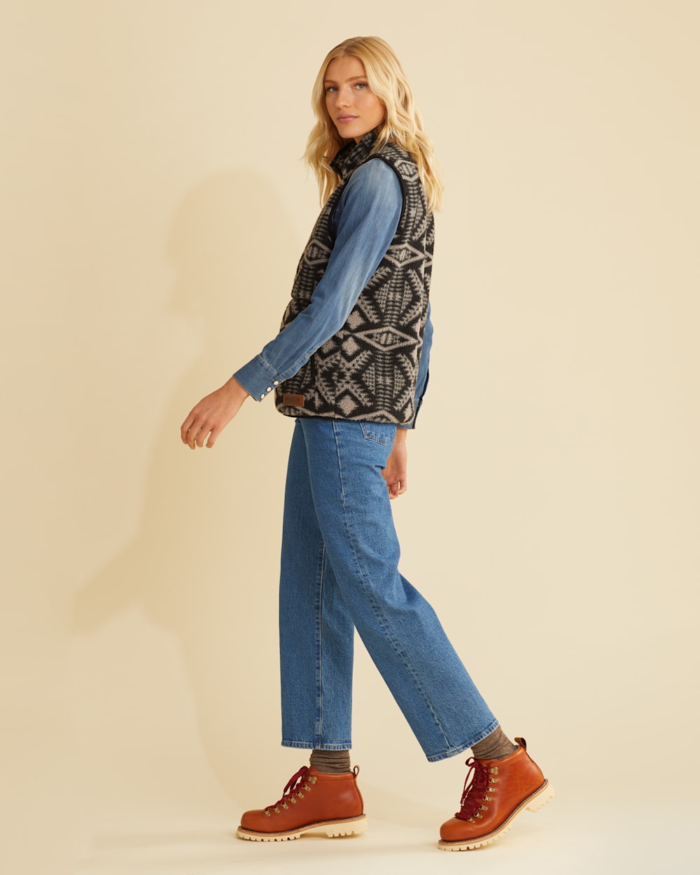 ALTERNATE VIEW OF UNISEX FLEECE VEST IN BLACK/SILVER DIAMOND RIVER image number 3