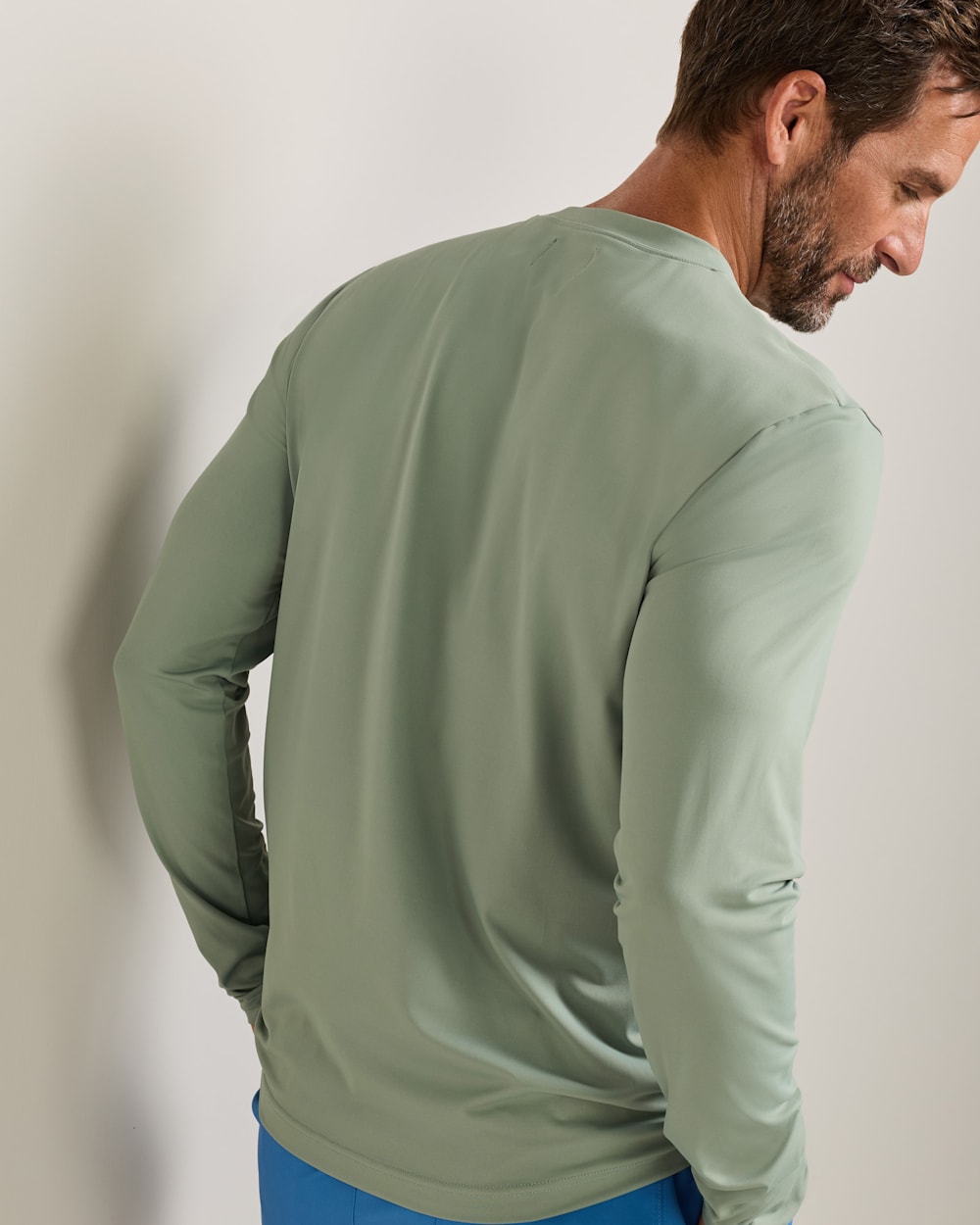 ALTERNATE VIEW OF SALMON FALLS MEN'S LONG-SLEEVE SWIM TEE IN CHINOIS GREEN/FISH image number 2