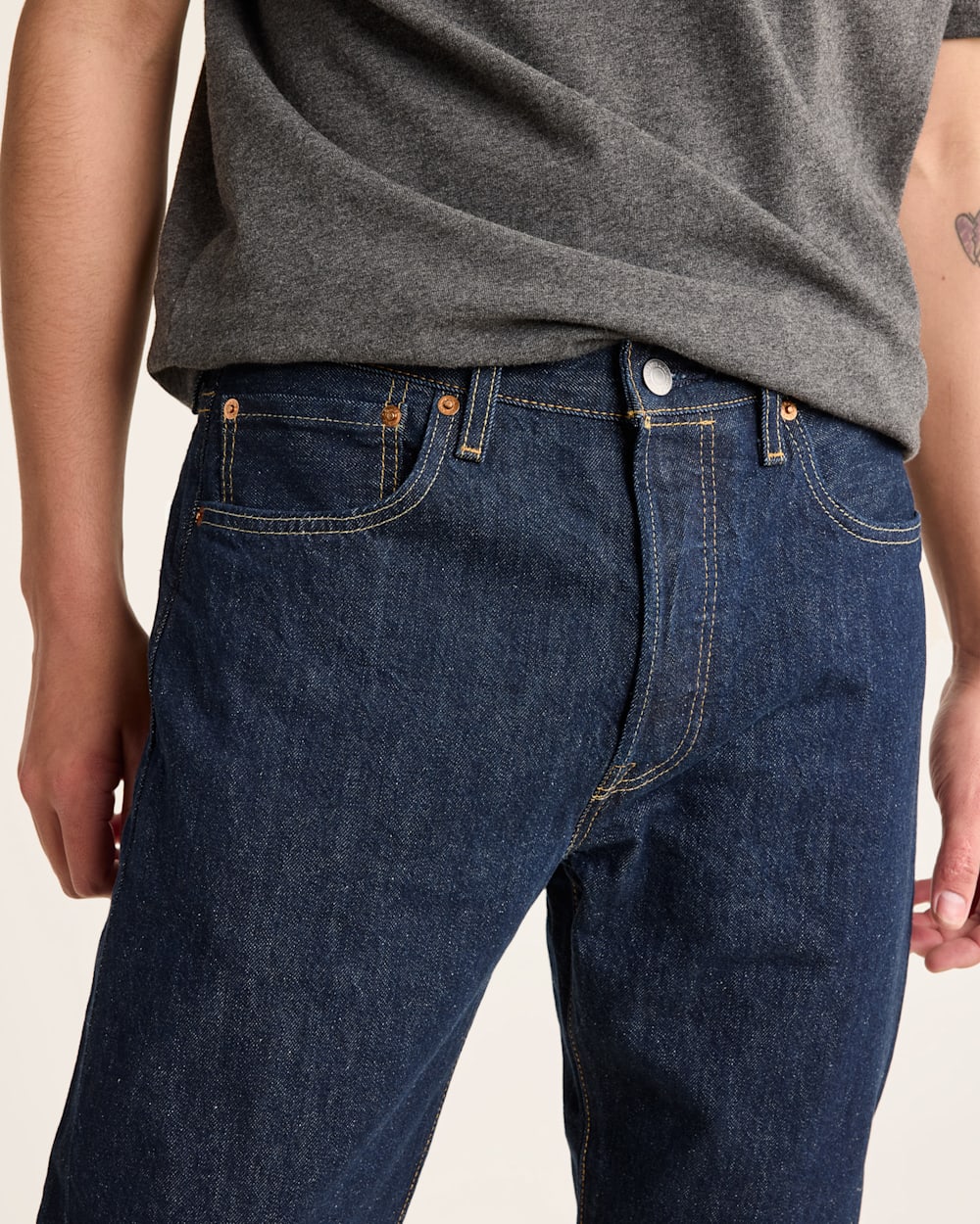 ALTERNATE VIEW OF MEN'S LEVI'S 501 ORIGINAL JEANS IN ONEWASH image number 4