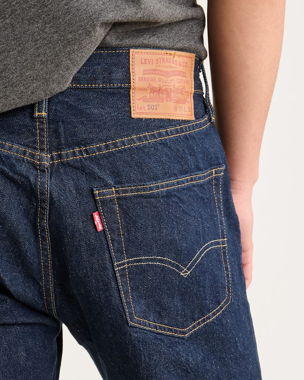 ALTERNATE VIEW OF MEN'S LEVI'S 501 ORIGINAL JEANS IN ONEWASH image number 5