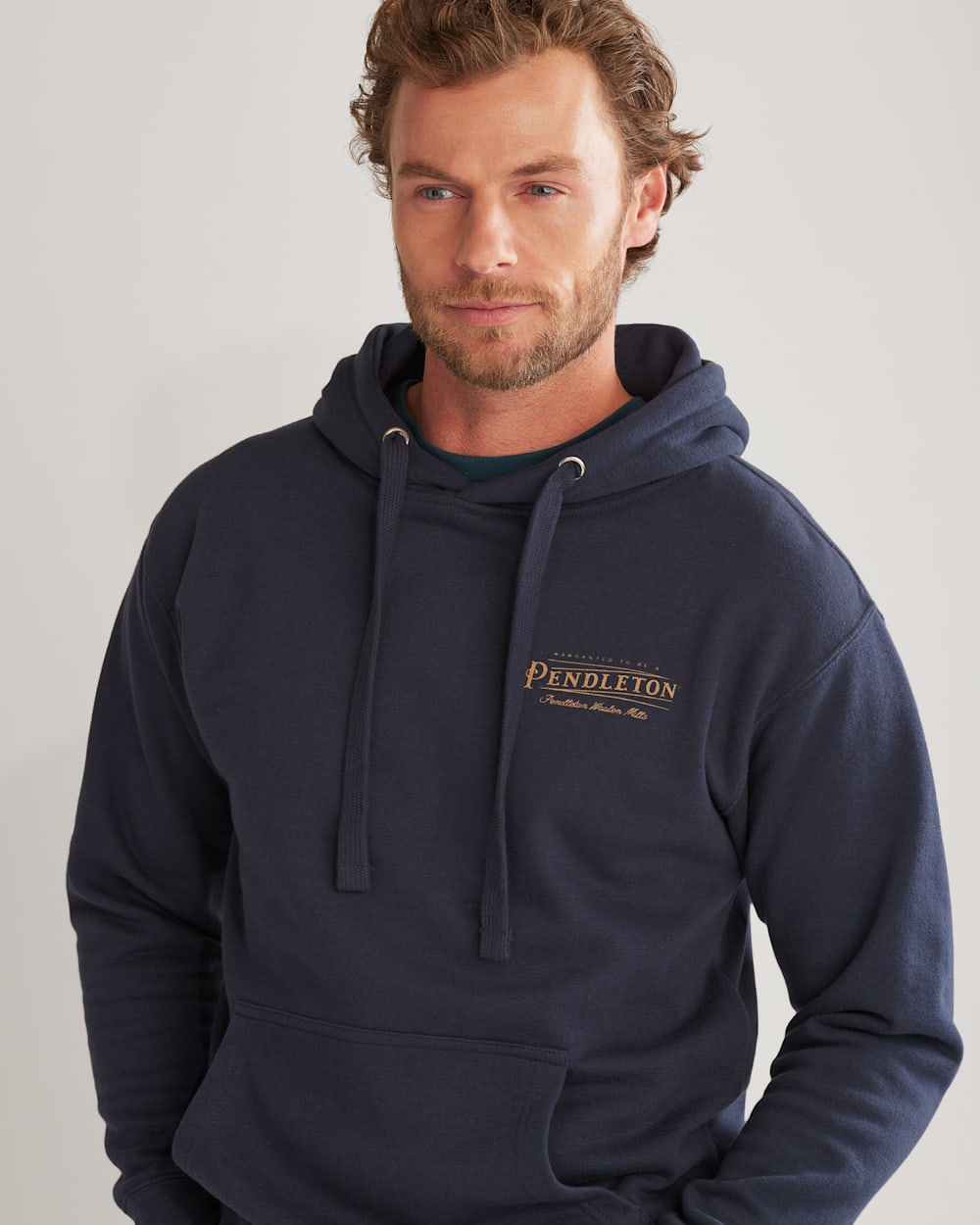 ALTERNATE VIEW OF MEN'S HERITAGE LOGO HOODIE IN NAVY/GOLD image number 4