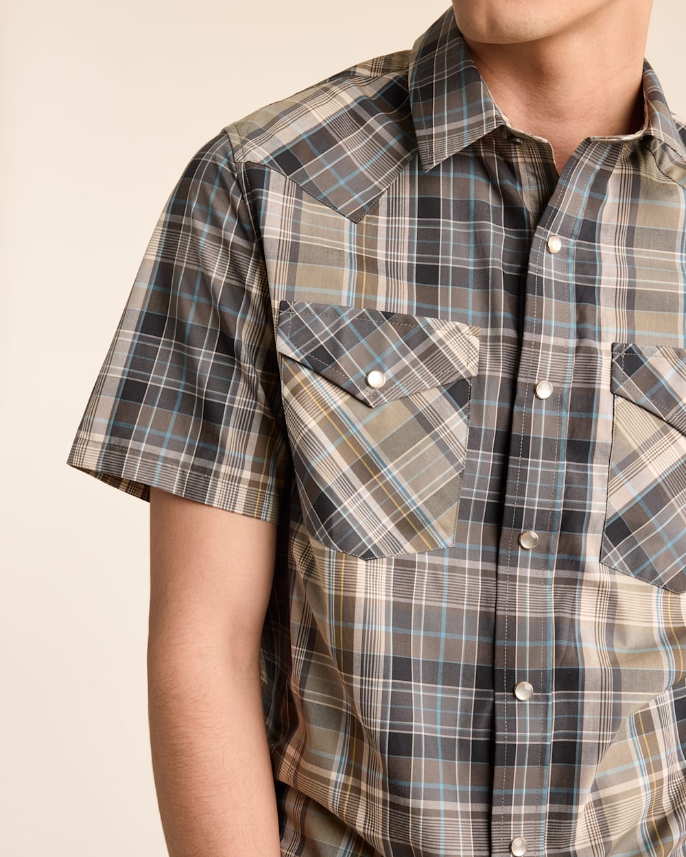 ALTERNATE VIEW OF MEN'S PLAID SHORT-SLEEVE BISHOP COTTON SHIRT IN GREY/STORM image number 4