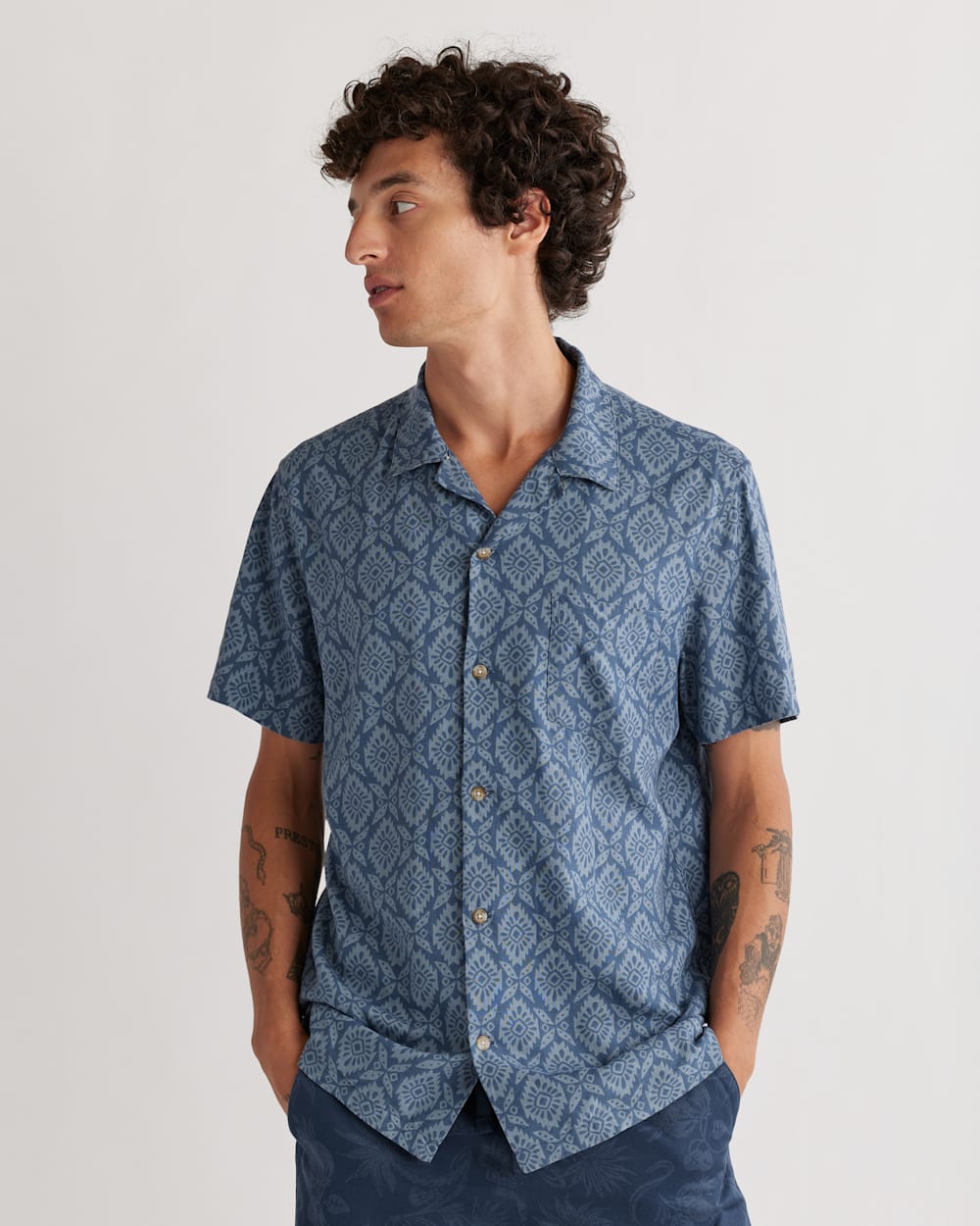 MEN'S SHORT-SLEEVE LINEN CAMP SHIRT IN INDIGO MEDALLION image number 1