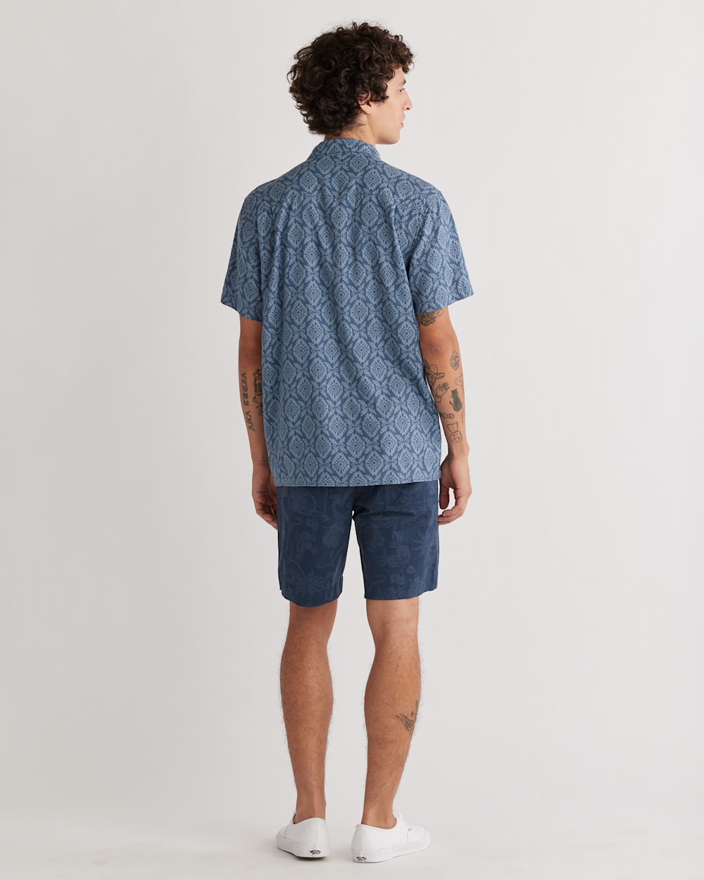 ALTERNATE VIEW OF MEN'S SHORT-SLEEVE LINEN CAMP SHIRT IN INDIGO MEDALLION image number 2