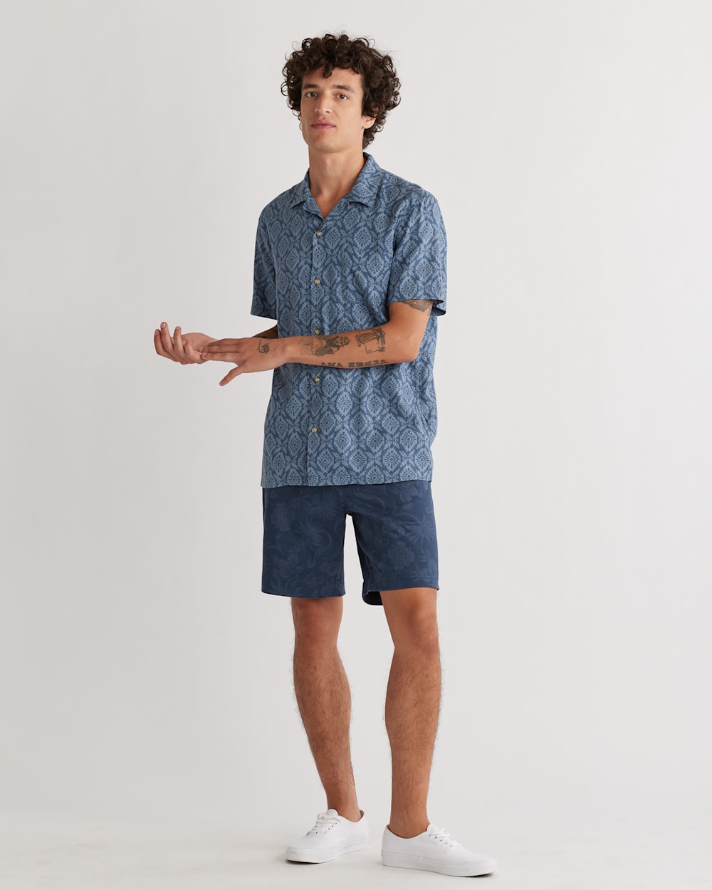 ALTERNATE VIEW OF MEN'S SHORT-SLEEVE LINEN CAMP SHIRT IN INDIGO MEDALLION image number 3