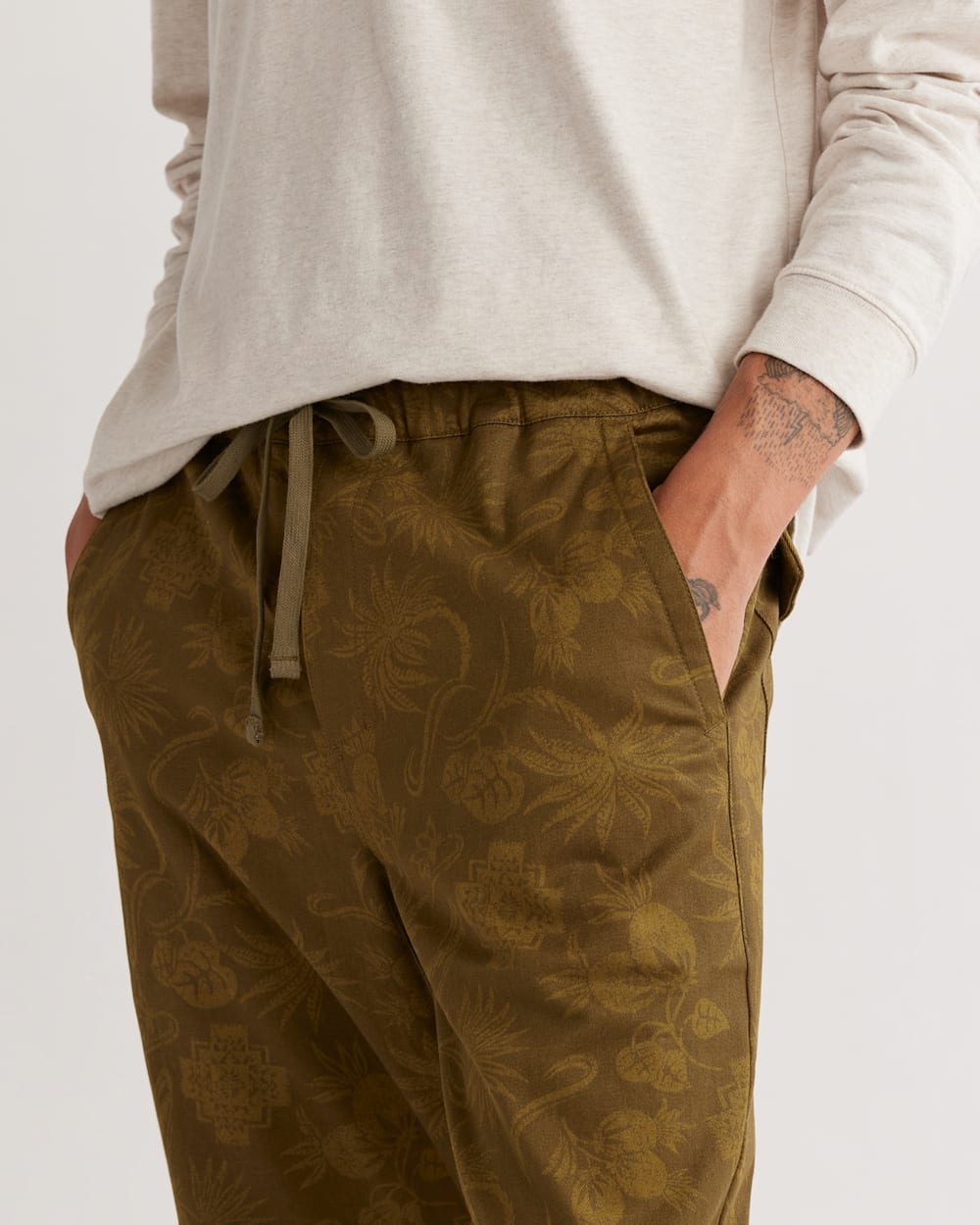 ALTERNATE VIEW OF MEN'S CRUISER PANTS IN OLIVE CHIEF JOSEPH image number 4