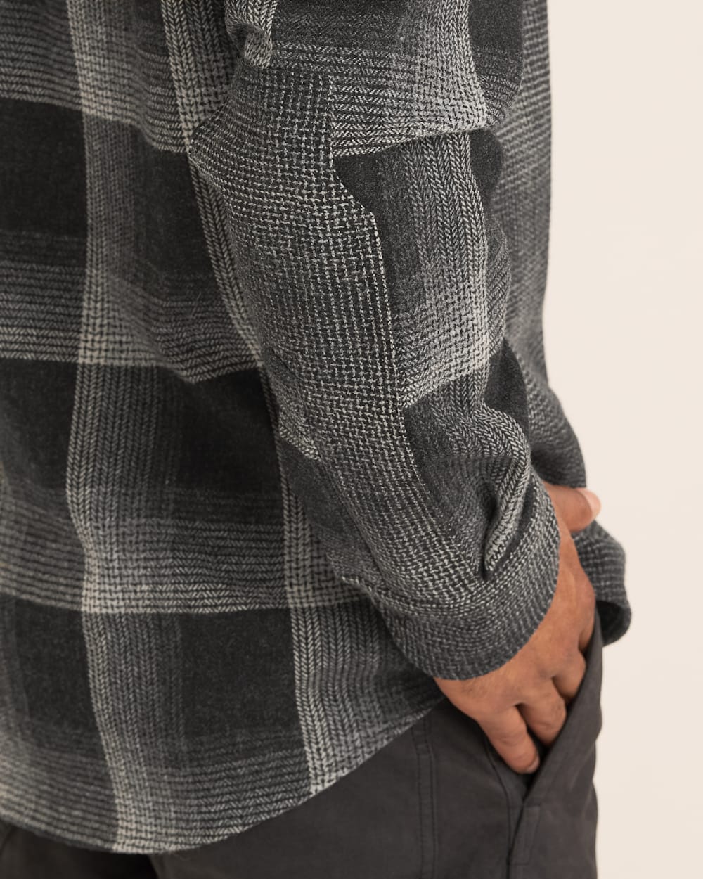 ALTERNATE VIEW OF MEN'S CENTENNIAL PLAID SHIRT IN OXFORD/GREY MIX OMBRE image number 5