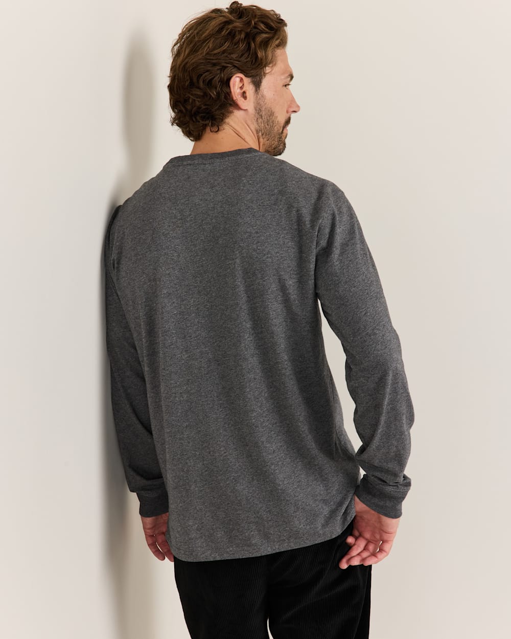 ALTERNATE VIEW OF MEN'S LONG-SLEEVE DESCHUTES POCKET TEE IN CHARCOAL HEATHER image number 2