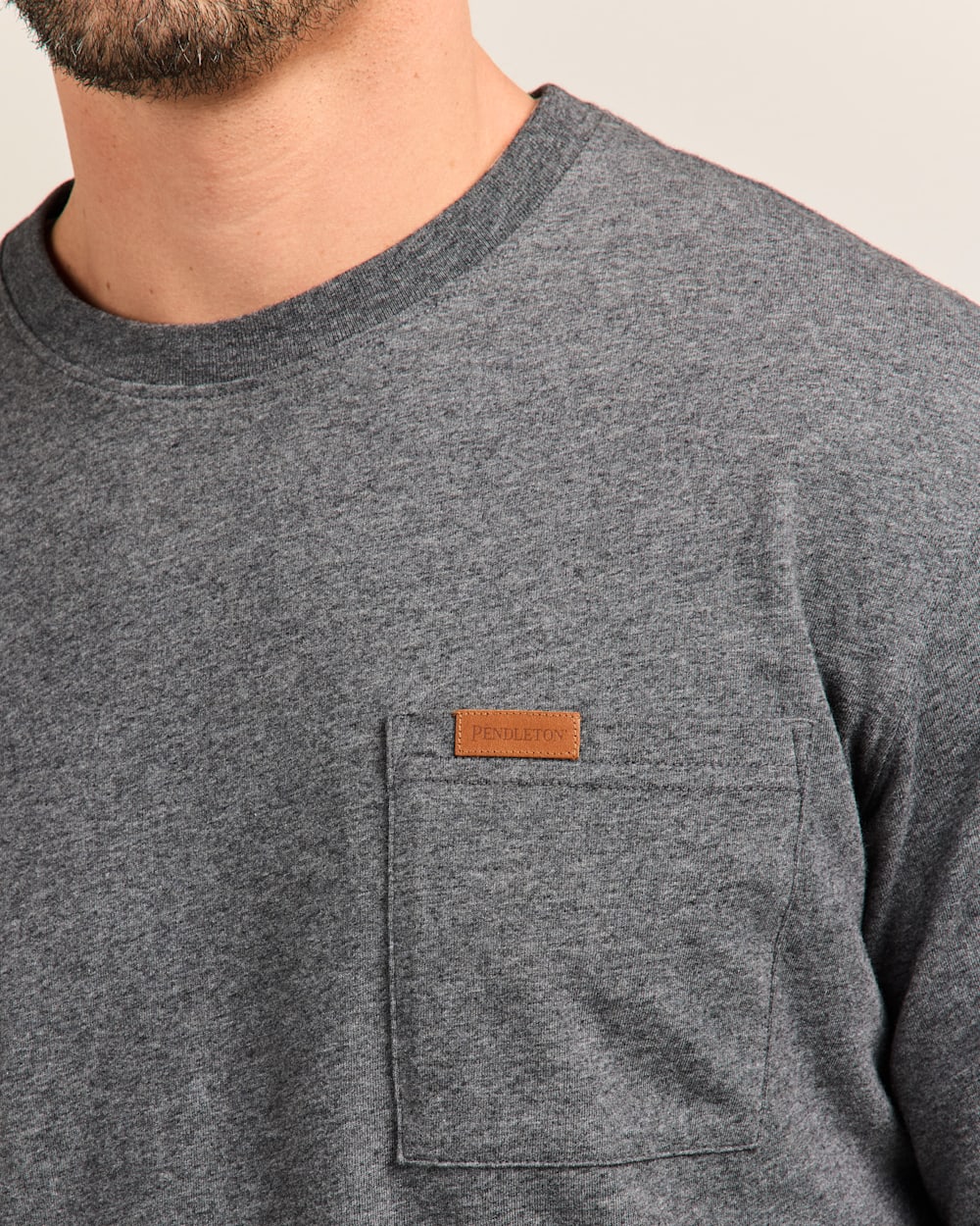 ALTERNATE VIEW OF MEN'S LONG-SLEEVE DESCHUTES POCKET TEE IN CHARCOAL HEATHER image number 4