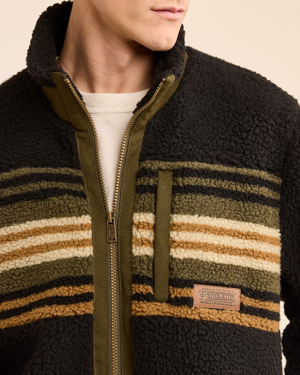 ALTERNATE VIEW OF MEN'S TAHUYA BERBER FLEECE JACKET IN OLIVE/BRONZE image number 4