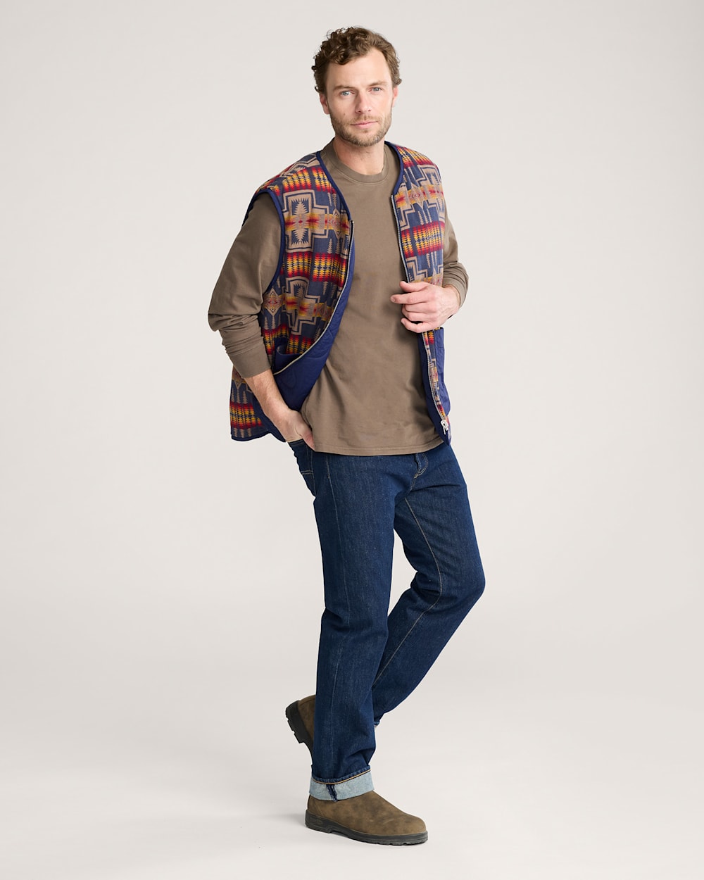 ALTERNATE VIEW OF MEN'S PENDLETON UK HARDING REVERSIBLE QUILTED VEST IN NAVY image number 4