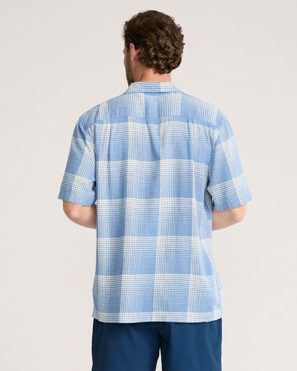 ALTERNATE VIEW OF MEN'S PLAID LINEN CAMP SHIRT IN BLUE/WHITE OMBRE image number 2