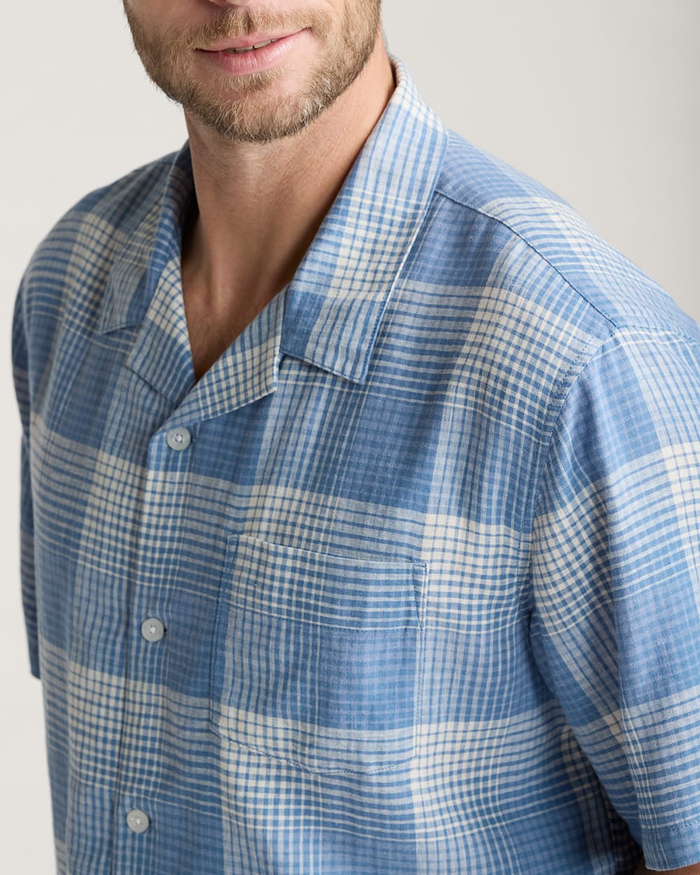 ALTERNATE VIEW OF MEN'S PLAID LINEN CAMP SHIRT IN BLUE/WHITE OMBRE image number 4