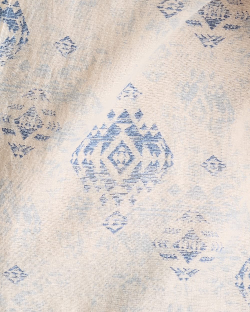 ALTERNATE VIEW OF MEN'S SHORELINE LINEN SHIRT IN BLUE AGATE BEACH image number 6