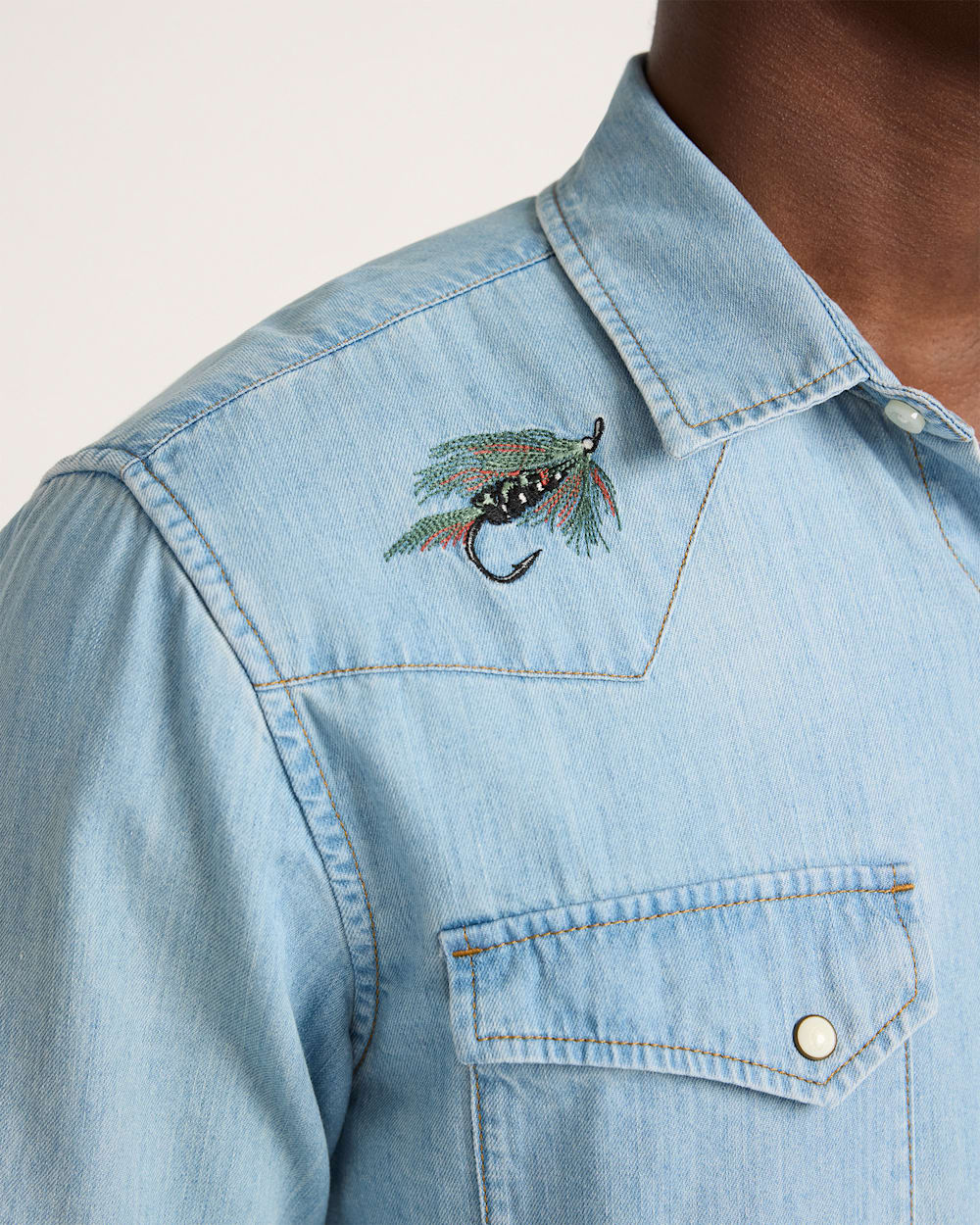 ALTERNATE VIEW OF MEN'S SALMON EMBROIDERED DENIM GAMBLER SHIRT IN LIGHT BLUE/SALMON image number 4