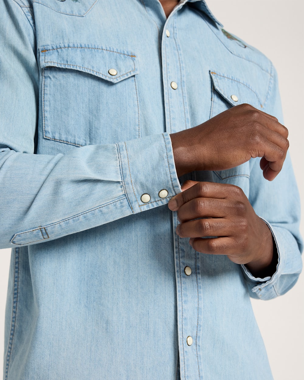 ALTERNATE VIEW OF MEN'S SALMON EMBROIDERED DENIM GAMBLER SHIRT IN LIGHT BLUE/SALMON image number 5
