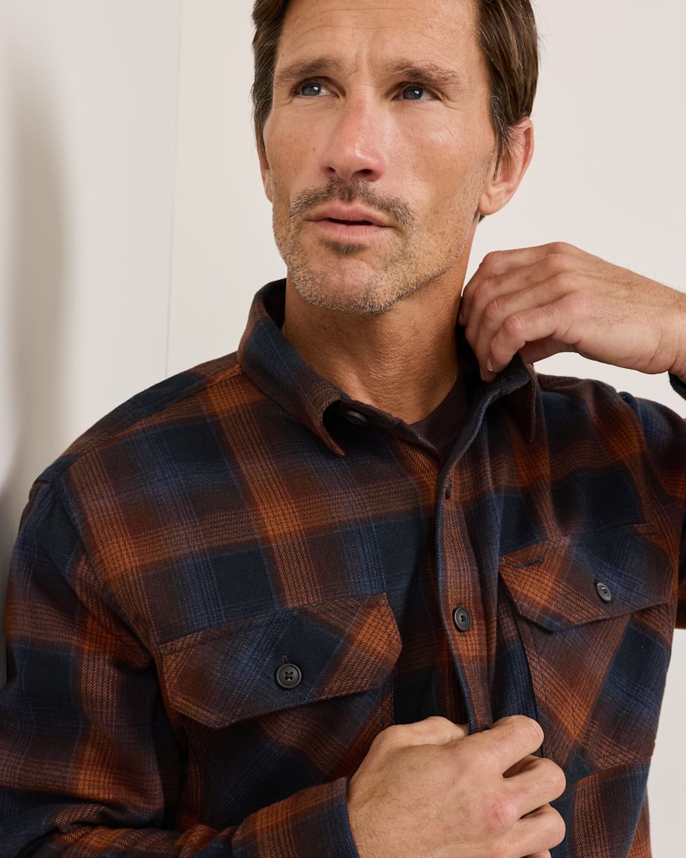 ALTERNATE VIEW OF MEN'S PLAID BURNSIDE COTTON FLANNEL SHIRT IN NAVY/BROWN PLAID image number 3