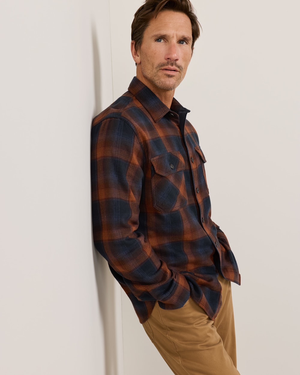 ALTERNATE VIEW OF MEN'S PLAID BURNSIDE COTTON FLANNEL SHIRT IN NAVY/BROWN PLAID image number 4