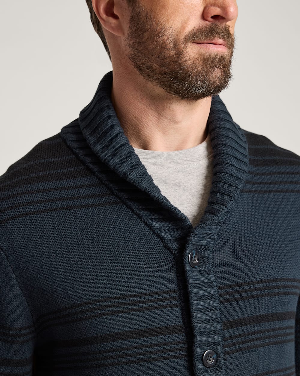 ALTERNATE VIEW OF MEN'S TUMALO RIDGE COTTON CARDIGAN IN NAVY/RUST image number 4