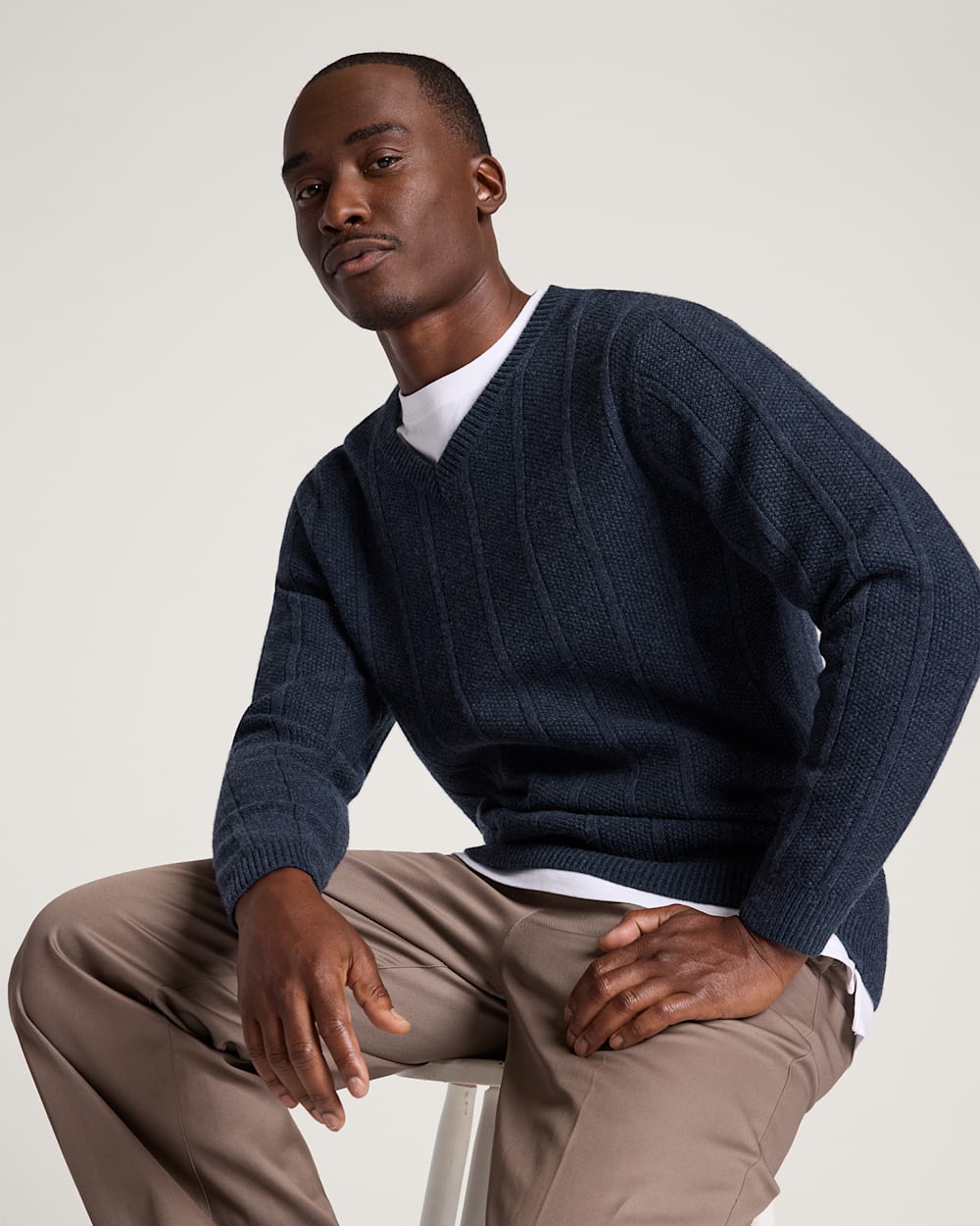 MEN'S MIXED STITCH MERINO V-NECK SWEATER IN INDIGO HEATHER image number 1