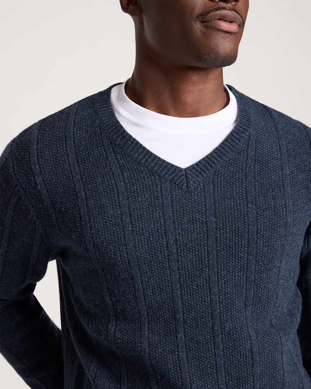 ALTERNATE VIEW OF MEN'S MIXED STITCH MERINO V-NECK SWEATER IN INDIGO HEATHER image number 4
