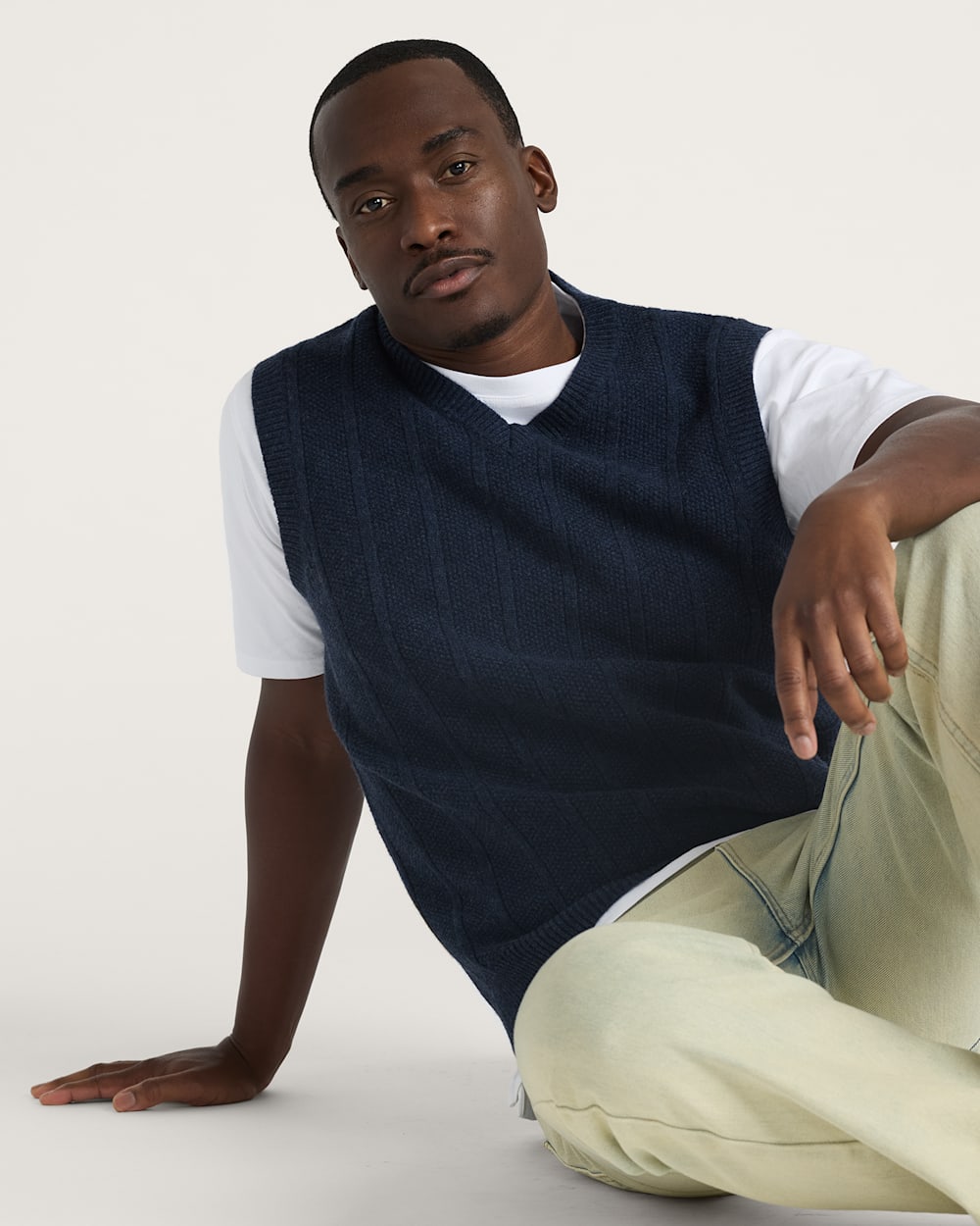 MEN'S MIXED STITCH MERINO SWEATER VEST IN INDIGO HEATHER image number 1