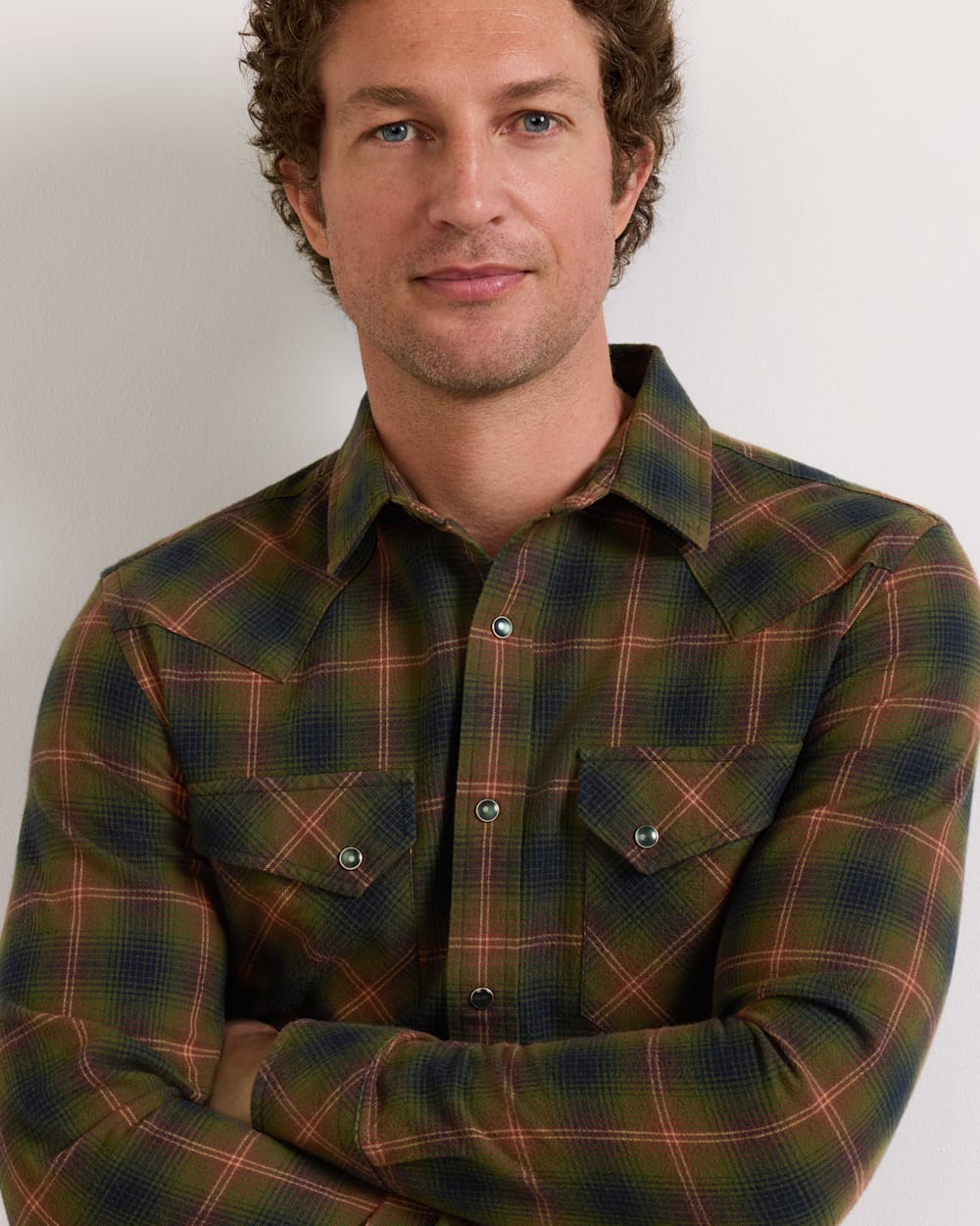 ALTERNATE VIEW OF MEN'S PLAID SNAP-FRONT WYATT COTTON SHIRT IN OLIVE/NAVY image number 4