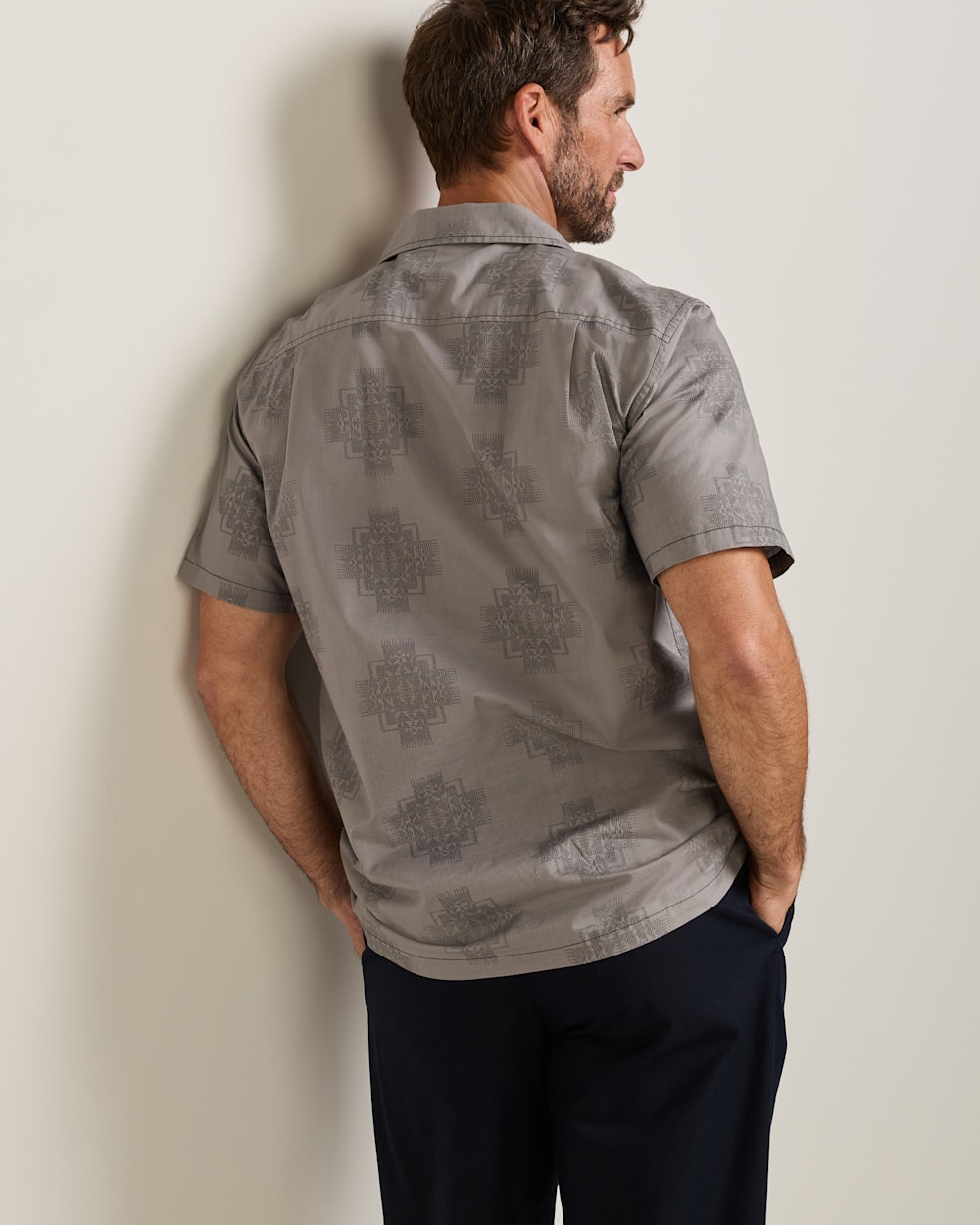 ALTERNATE VIEW OF MEN'S SHORT-SLEEVE ALOHA COTTON CAMP SHIRT IN GREY CHIEF JOSEPH image number 2