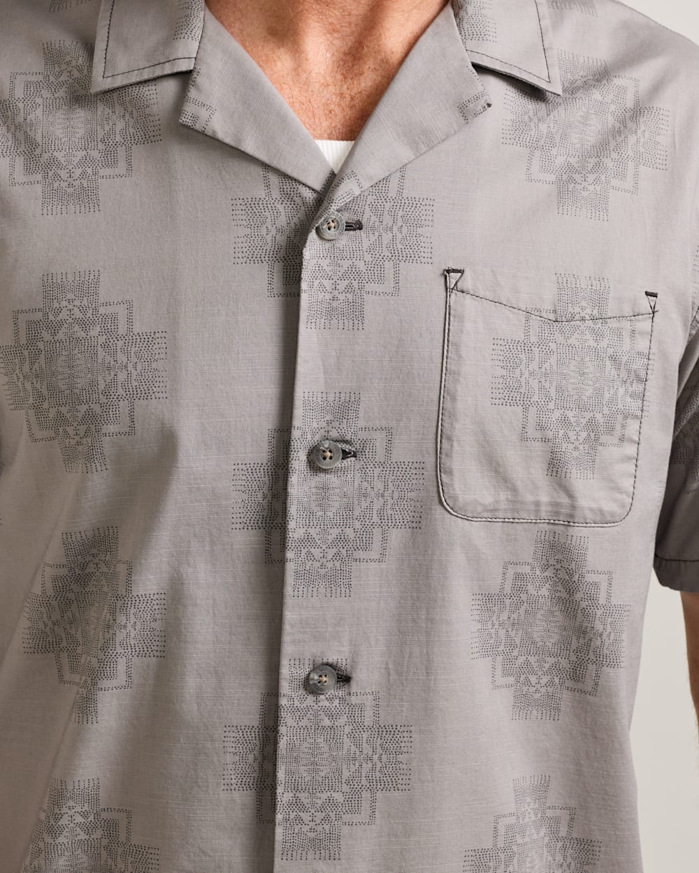 ALTERNATE VIEW OF MEN'S SHORT-SLEEVE ALOHA COTTON CAMP SHIRT IN GREY CHIEF JOSEPH image number 4