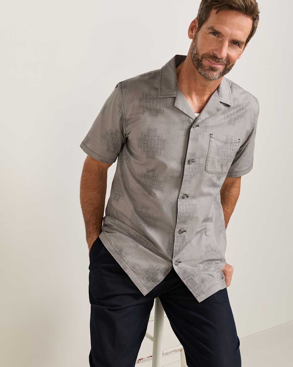 ALTERNATE VIEW OF MEN'S SHORT-SLEEVE ALOHA COTTON CAMP SHIRT IN GREY CHIEF JOSEPH image number 5