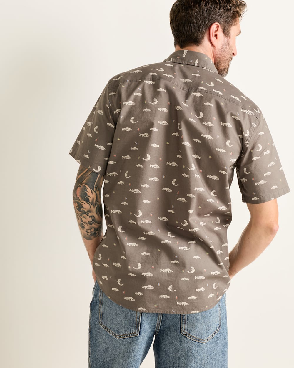 ALTERNATE VIEW OF MEN'S SHORT-SLEEVE SHORELINE COTTON SHIRT IN GREY FISH image number 2