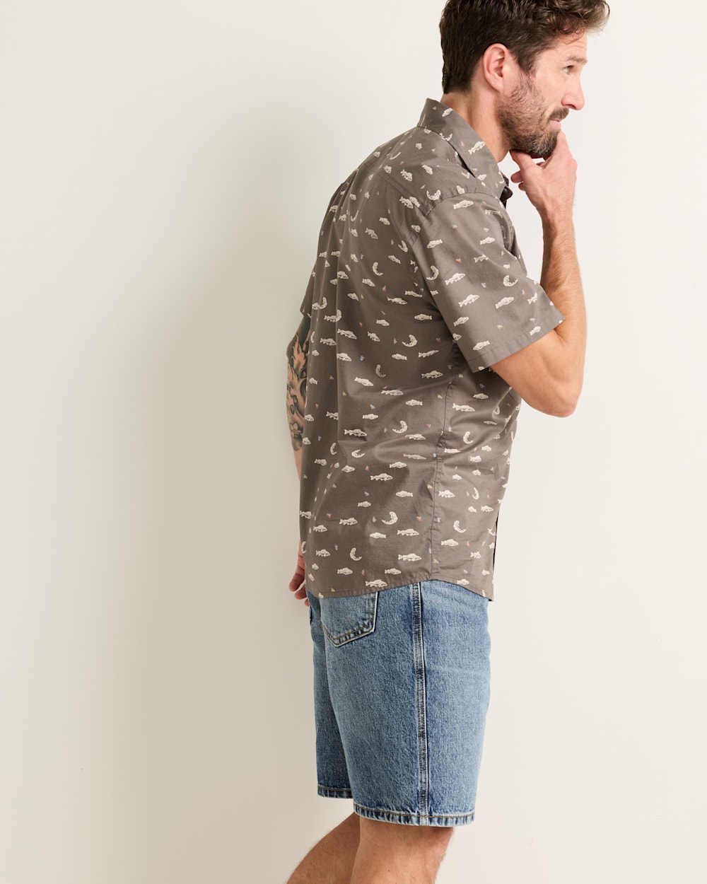 ALTERNATE VIEW OF MEN'S SHORT-SLEEVE SHORELINE COTTON SHIRT IN GREY FISH image number 3