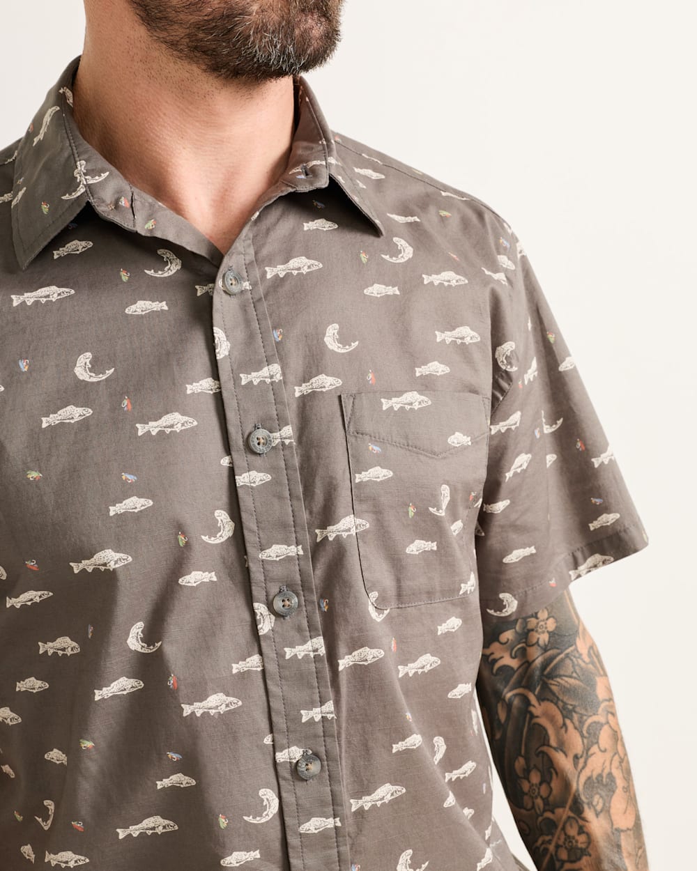 ALTERNATE VIEW OF MEN'S SHORT-SLEEVE SHORELINE COTTON SHIRT IN GREY FISH image number 4