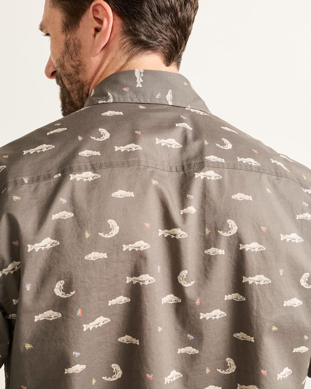ALTERNATE VIEW OF MEN'S SHORT-SLEEVE SHORELINE COTTON SHIRT IN GREY FISH image number 5