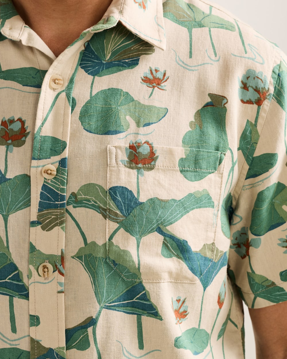 ALTERNATE VIEW OF MEN'S SHORT-SLEEVE SHORELINE LINEN SHIRT IN LILY PAD image number 4