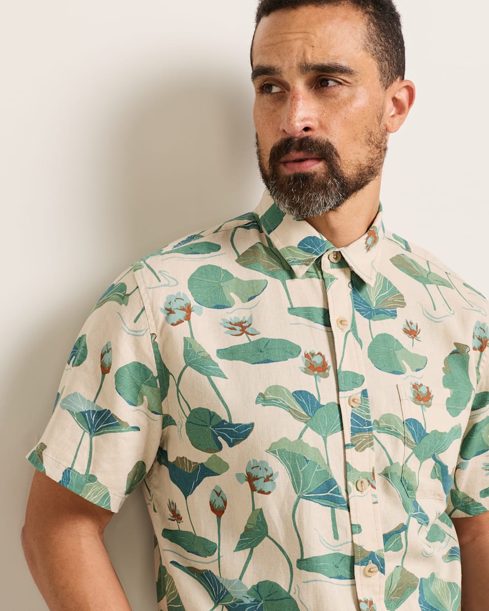 ALTERNATE VIEW OF MEN'S SHORT-SLEEVE SHORELINE LINEN SHIRT IN LILY PAD image number 5