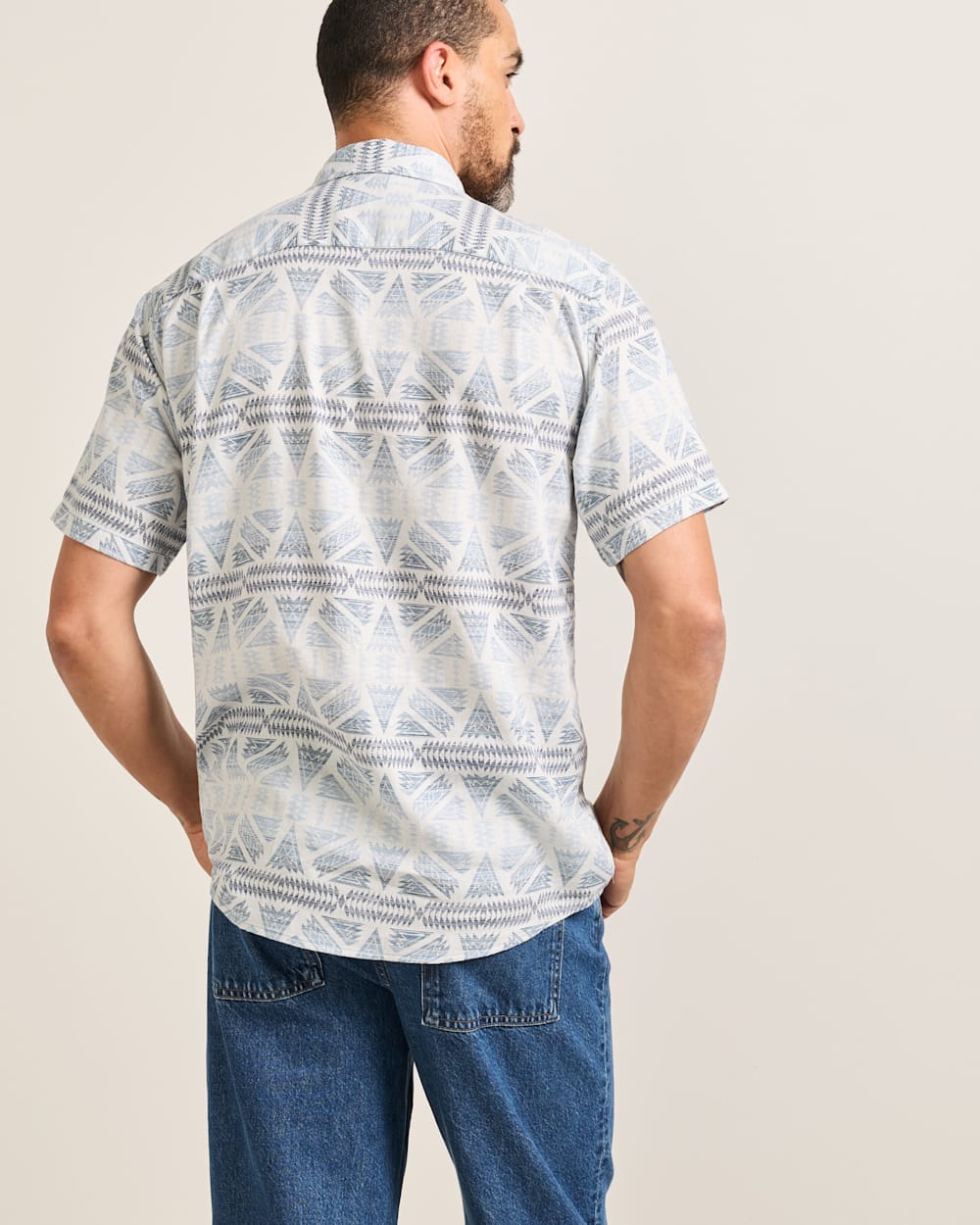 ALTERNATE VIEW OF MEN'S SHORT-SLEEVE SHORELINE LINEN SHIRT IN GREY/BLUE PONDEROSA image number 2